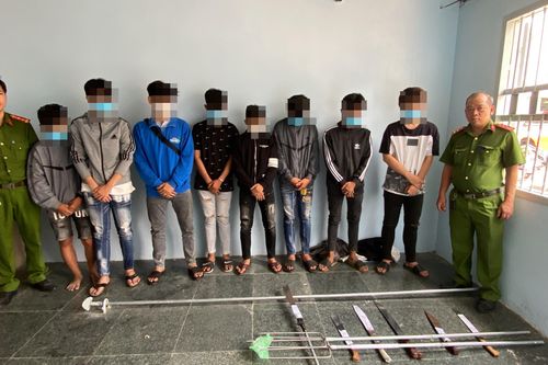 Truy đuổi 13 thanh thiếu niên mang hung khí đi hỗn chiến ở TP.HCM