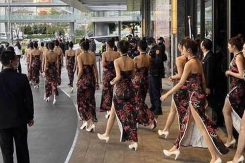 Bên trong đêm tiệc có 6 nghệ sĩ và 170 cô gái hầu rượu giới xã hội đen