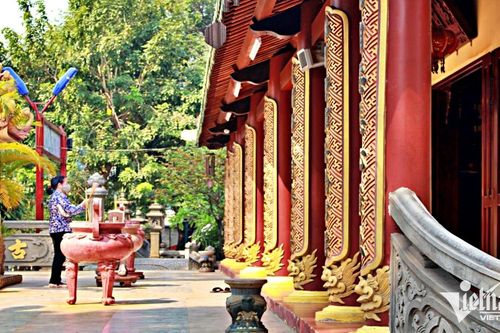 Những pho tượng kỳ lạ, dát vàng của ngôi chùa lấy tên từ tiếng hót chim phượng hoàng