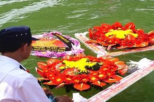 Thả hoa đăng tưởng nhớ 64 liệt sĩ Gạc Ma