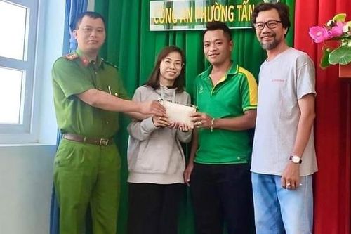 Nhặt được 1.000 đô la Mỹ trả lại người mất