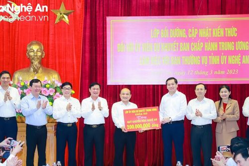 Lớp bồi dưỡng, cập nhật kiến thức đối với Ủy viên dự khuyết Ban Chấp hành Trung ương Đảng khóa XIII làm việc với Ban Thường vụ Tỉnh ủy Nghệ An