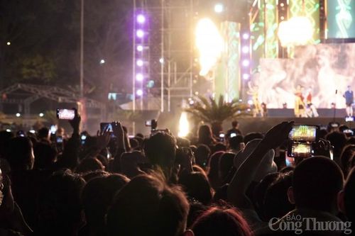 'Biển người' hòa vào Lễ hội ánh sáng Buôn Ma Thuột