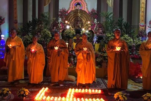 Gia Lai: Chùa Phước Viên tổ chức hoa đăng mừng khánh đản Bồ-tát Quán Thế Âm