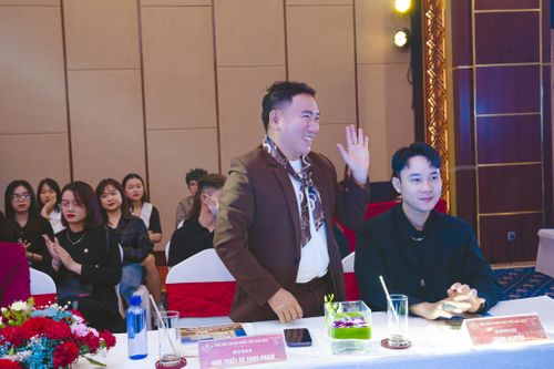 Lạ mắt với BST áo dài cách tân độc đáo của NTK Tony Phạm