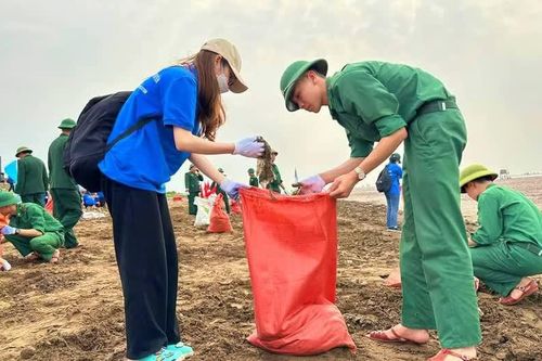 Thanh niên các lực lượng ra quân chiến dịch 'Hãy làm sạch biển' tại Nam Định