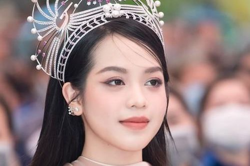 Đăng quang chưa lâu, Hoa hậu Thanh Thủy đã ghi điểm với hành động này