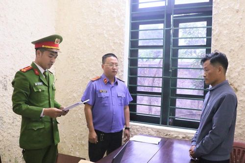 Khởi tố đối tượng chống người thi hành công vụ khi bị kiểm tra nồng độ cồn