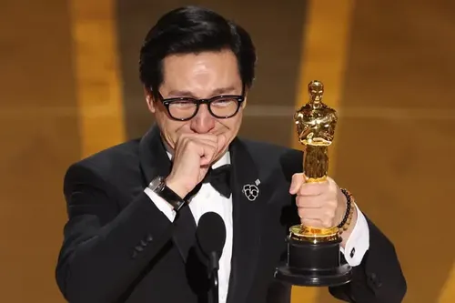 Quan Kế Huy giành tượng vàng Oscar 2022 ở hạng mục nam phụ