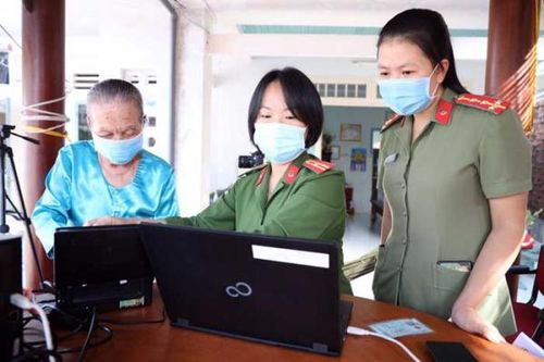 Những nữ Cảnh sát tận tụy với công việc