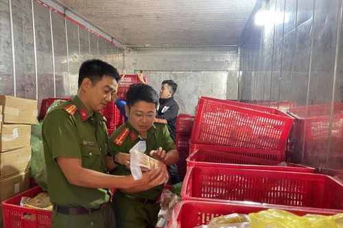Hơn 3 tấn gà ủ muối, dồi sụn, bạch tuộc… không nguồn gốc 'tấn công' nhà hàng