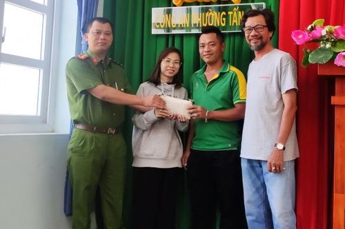 Đánh rơi xấp tiền khi ôm hoa viếng mộ mẹ, cô gái nhận cái kết nghĩa tình