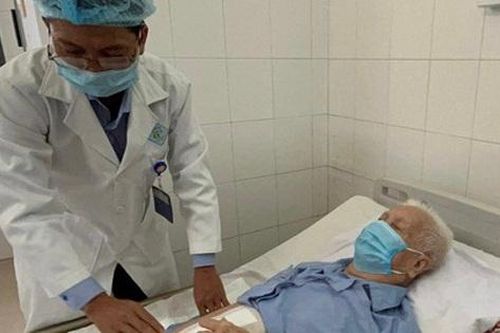 Cụ ông 85 tuổi bị tắc ruột khi ăn quả chà là, cách phòng tránh dị vật ống tiêu hóa