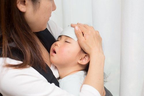 Sai lầm khi chăm trẻ bị sốt siêu vi tại nhà