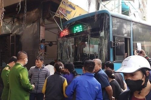 Hình ảnh xe buýt đâm quán ăn trên phố Đội Cấn khiến 3 người bị thương