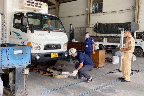 CSGT hỗ trợ đăng kiểm, tài xế ở TP.HCM vẫn 'nóng ruột'