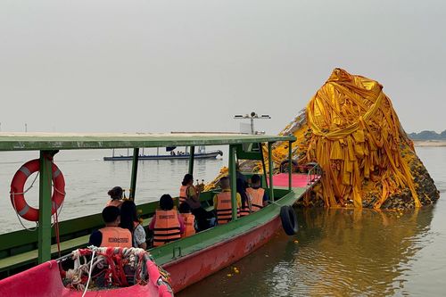 Du khách đổ xô chiêm ngưỡng bảo tháp Phật giáo nổi giữa sông Mekong