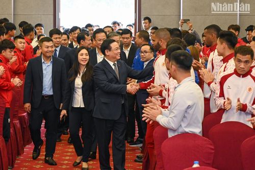 Chủ tịch Quốc hội Vương Đình Huệ thăm Trung tâm Đào tạo bóng đá trẻ PVF