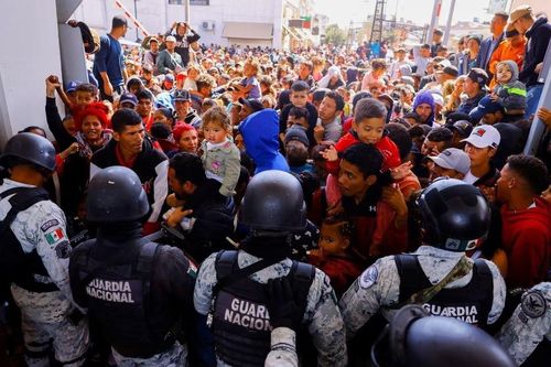 Dòng người di cư từ Mexico tuyệt vọng tràn vào biên giới Mỹ