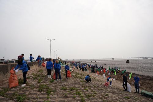 Thanh niên tham gia chương trình đặc biệt làm sạch bãi biển Giao Hải