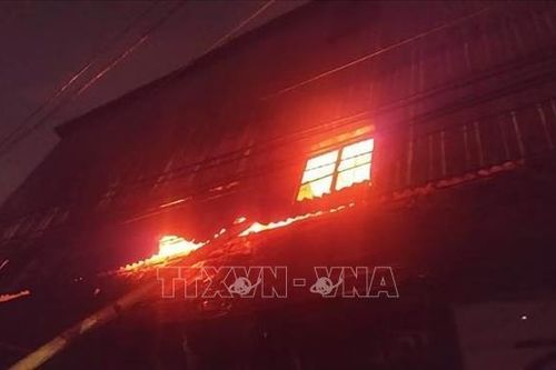 Cháy tại khu ổ chuột lớn ở Bangladesh, ít nhất 100 nhà tạm bị thiêu rụi