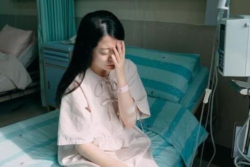 Cô gái suýt mù vì dụi mắt, bác sĩ nhắc nhở việc cần làm khi giao mùa