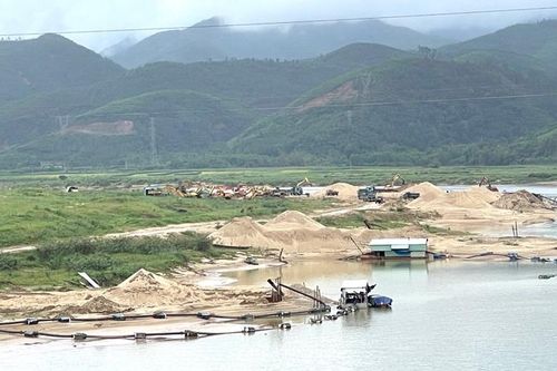 Quảng Nam: Nghiêm cấm các doanh nghiệp khai thác khoáng sản cầm chừng, gây khan hiếm vật liệu để tăng giá bán