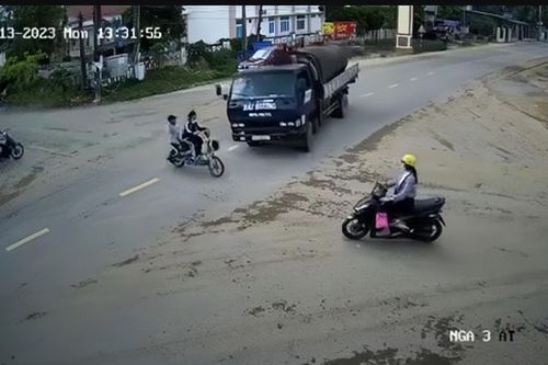 Xe đạp điện va chạm xe cẩu tải ở Bình Định, 2 học sinh thương vong