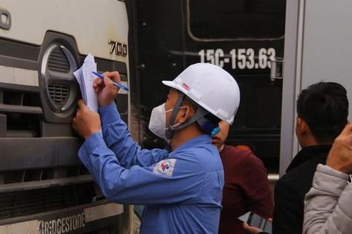 Cả đêm 'xếp lốt' chờ đăng kiểm, sáng ra cãi nhau vì... mất chỗ