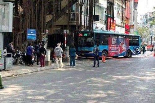 Tránh học sinh, xe buýt lao vào quán ăn