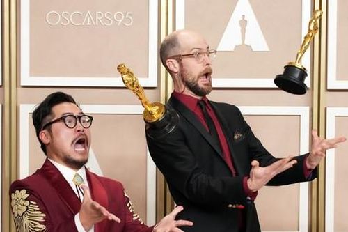 Thông điệp từ bộ đôi Daniels - chủ nhân 7 tượng vàng Oscar: Đừng bao giờ từ bỏ ước mơ!