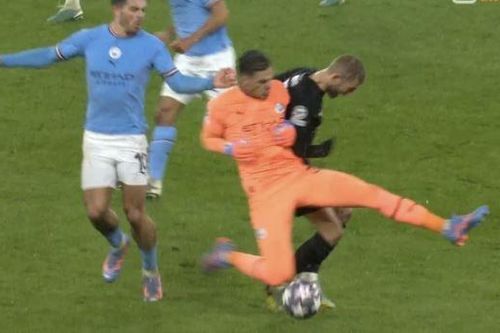 VAR hai lần gây tranh cãi trong trận thắng 7-0 của Man City