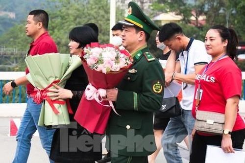 Gần 80 khách Trung Quốc đi tour du lịch 6 ngày nhập cảnh Lào Cai