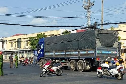 Tài xế xe tải rời hiện trường sau vụ va chạm làm 2 người đi xe máy tử vong tại chỗ