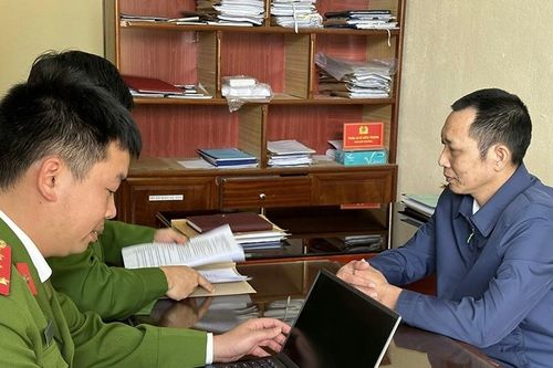 Làm theo chỉ đạo của chủ tịch huyện, cựu chủ tịch xã và phó chi cục thuế bị khởi tố