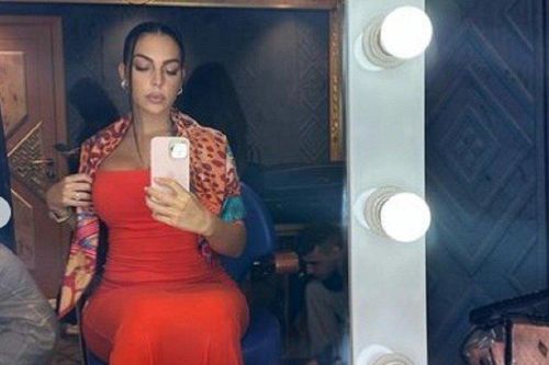 Bạn gái Ronaldo khoe loạt ảnh diện đầm đỏ nhận 'cơn mưa' lời khen