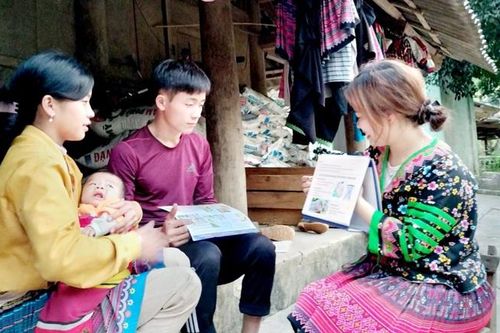 Cô đỡ thôn bản: Nhiều lần đi trong đêm, vượt đường xa để đón đứa trẻ ra đời