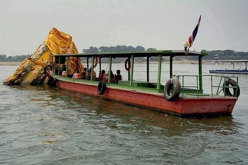 Bảo tháp Phật giáo cổ đại nổi lên giữa sông Mekong