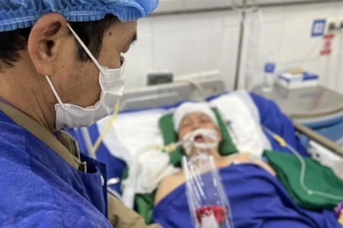Xúc động chồng ung thư phổi lần đầu mua hoa tặng vợ đang hôn mê