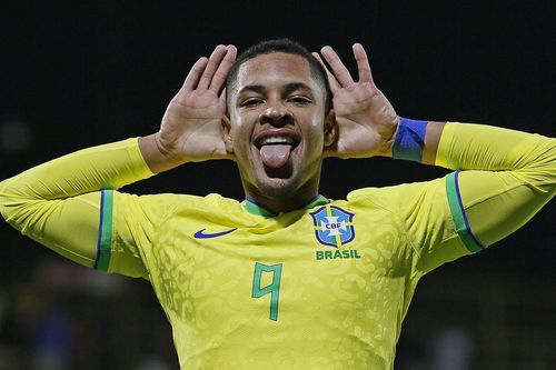 Barca muốn dùng công thức của PSG để mua sao mai 18 tuổi