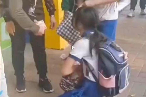 Cô gái quỳ khóc, cầu xin người phụ nữ trả lại tiền đánh rơi