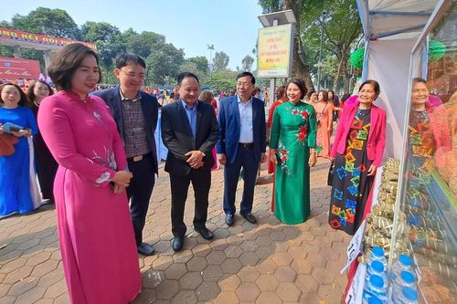 Tổ chức nhiều quầy hàng lưu động tại Không gian đi bộ phố Trần Nhân Tông
