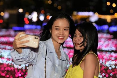 Bến Bạch Đằng lung linh với 500.000 đèn LED thu hút người dân đến 'check-in'