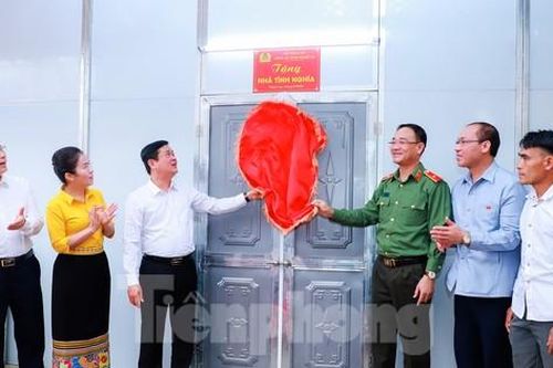 Bàn giao những căn nhà đầu tiên cho người nghèo ở Nghệ An
