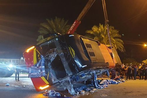 Xe khách va chạm với ô tô tải, 13 người bị thương