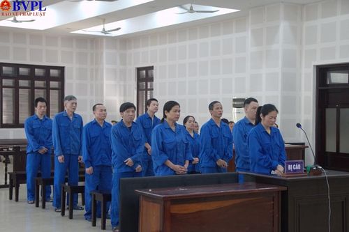 Làm giả 'sổ đỏ' đánh tráo sổ thật để chiếm đoạt tài sản, 10 bị cáo lãnh án