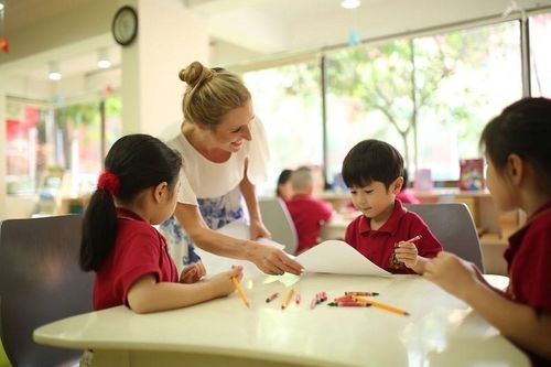 Có nên đợi 'tài chính ổn định' mới cho con học trường quốc tế?