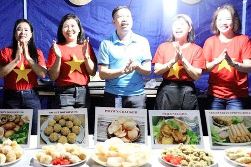 Nữ quân nhân công binh mang văn hóa ẩm thực Việt giới thiệu với bạn bè quốc tế ở Abyei