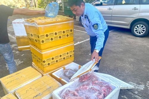 Đắk Lắk: Ngăn chặn 1 tấn thực phẩm không rõ nguồn gốc chuẩn bị tuồn ra thị trường