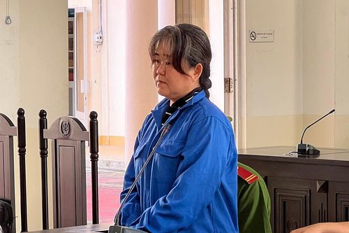 Giúp nhau mang vàng qua biên giới